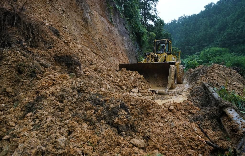6月18日，在廣西融水苗族自治縣融水鎮(zhèn)新安村，一臺推土機(jī)在清理塌方路段。新華社發(fā)（龍林智攝）