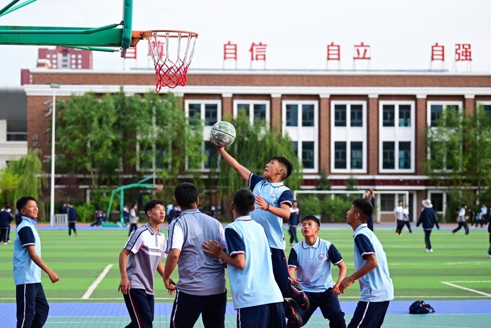 2024年6月18日，果洛西寧民族中學(xué)學(xué)生在打籃球。