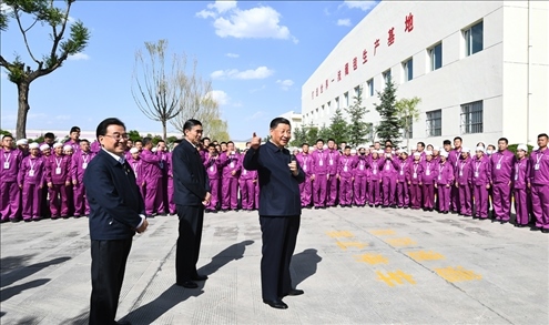 2021年6月7日至9日，習(xí)近平總書(shū)記在青海考察。這是7日下午，習(xí)近平總書(shū)記在青海圣源地毯集團(tuán)有限公司考察時(shí)，同企業(yè)員工親切交流。新華社記者 謝環(huán)馳 攝