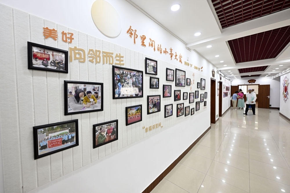 6月19日在長(zhǎng)城花園社區(qū)黨群服務(wù)中心拍攝的照片墻。