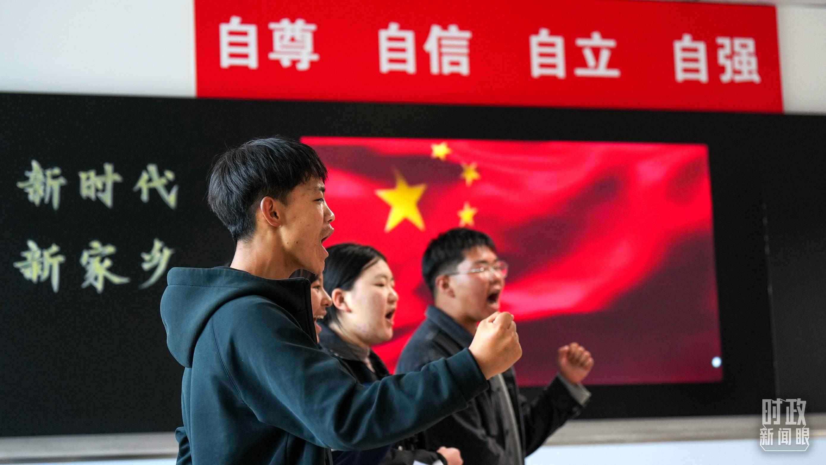 △果洛西寧民族中學(xué)高一（1）班的“新時代、新家鄉(xiāng)”主題思政課。（總臺央視記者許永松、國廣記者李晉拍攝）
