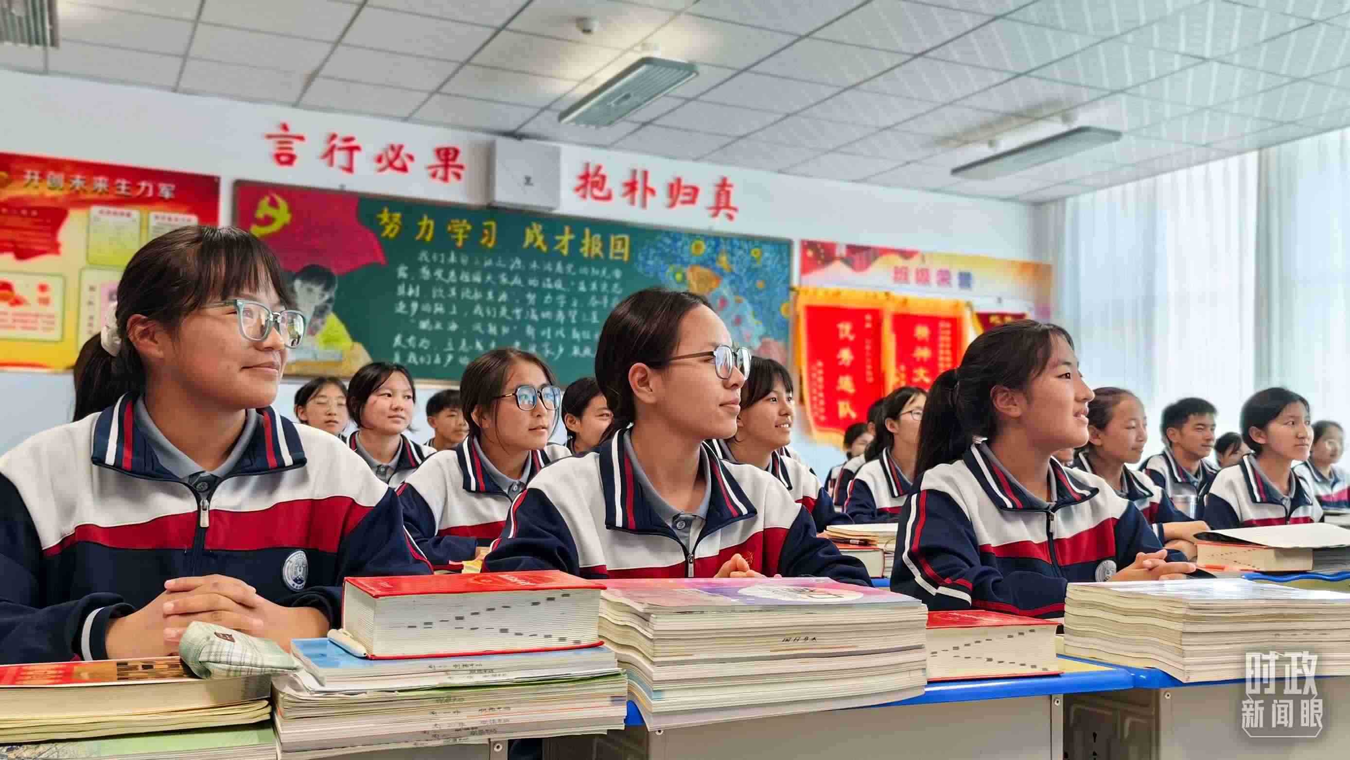△果洛西寧民族中學(xué)高一（1）班的“新時代、新家鄉(xiāng)”主題思政課。（總臺央視記者段德文拍攝）
