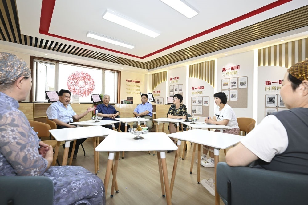 6月20日，長(zhǎng)城花園社區(qū)居民在居民議事廳議事。
