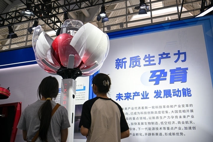 6月20日，與會者參觀天津云圣智能科技有限責任公司展區(qū)展出的“圣·寶蓮燈”全自主無人機巡檢系統(tǒng)。新華社記者 孫凡越 攝