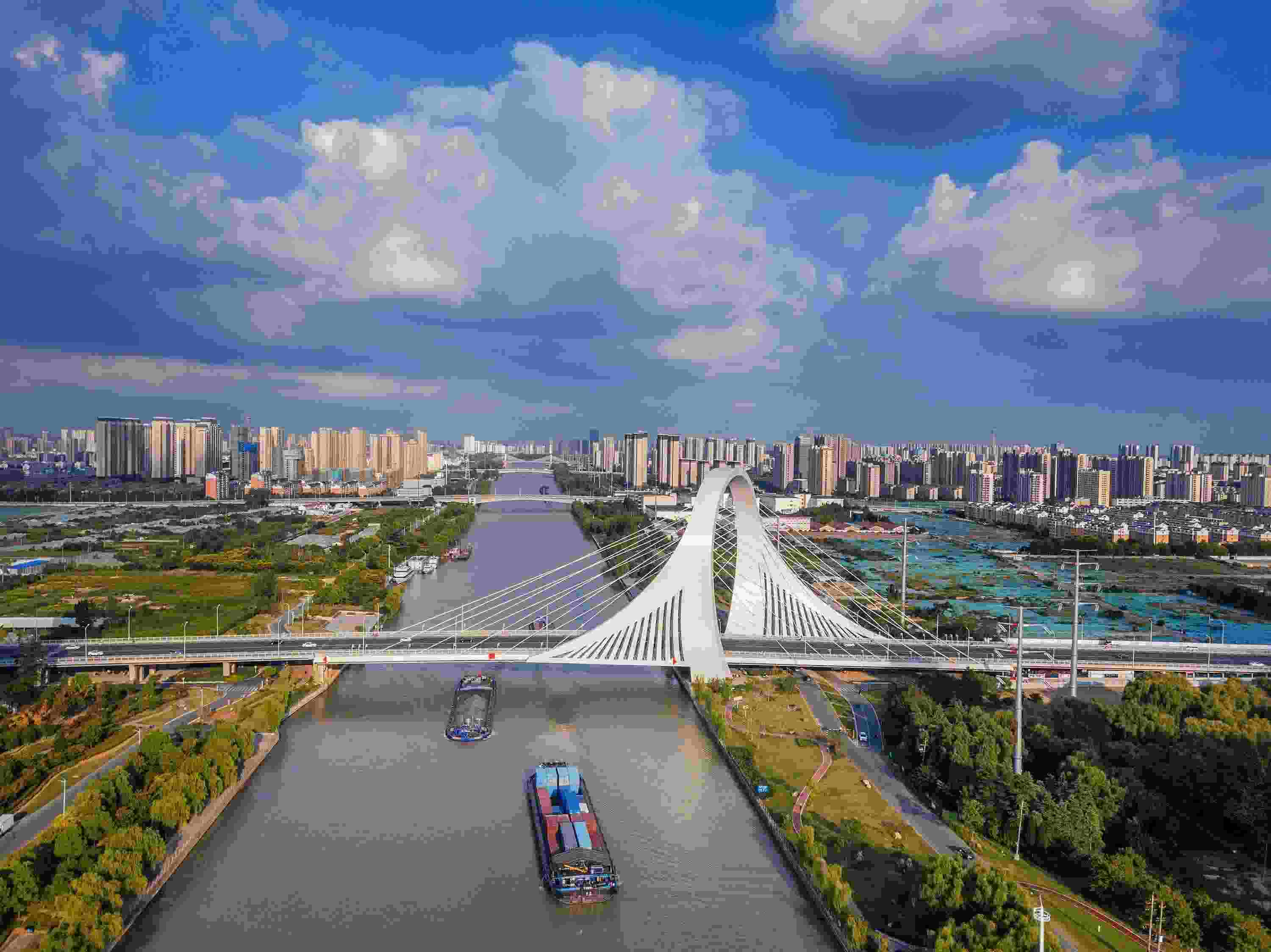 2022年9月12日，幾艘船舶行駛在江蘇淮安運(yùn)河大橋附近。