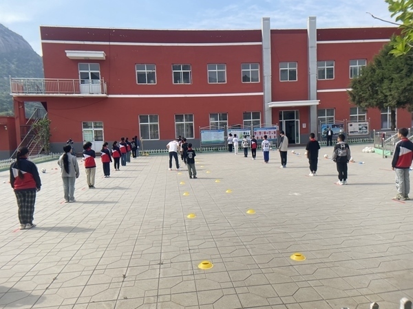 學(xué)生們在操場上上體育課。人民網(wǎng)記者 陳琦攝