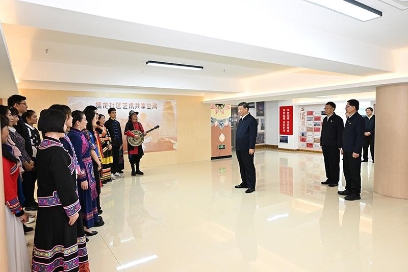 2023年12月14日，習(xí)近平總書記在廣西南寧市良慶區(qū)蟠龍社區(qū)黨群服務(wù)中心文體活動室同社區(qū)居民親切交流。