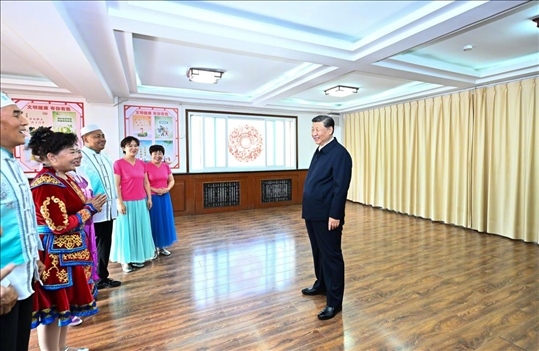 2024年6月19日下午，習(xí)近平總書記在寧夏銀川市金鳳區(qū)長城花園社區(qū)活動(dòng)室考察時(shí)，同社區(qū)居民親切交流。