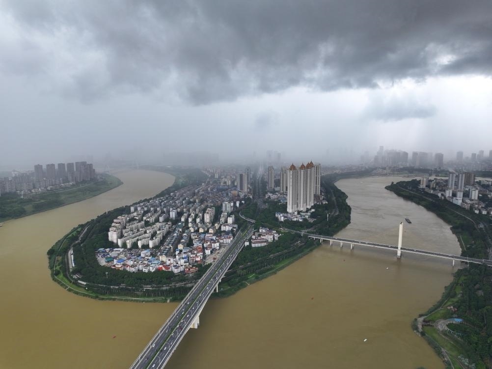 6月16日拍攝的暴雨下的廣西南寧城區(qū)（無人機(jī)照片）。新華社記者 周華 攝