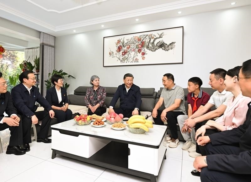 2024年6月19日，習(xí)近平總書記在寧夏銀川市金鳳區(qū)長城花園社區(qū)居民趙守成家中，同一家人圍坐在一起拉家常。