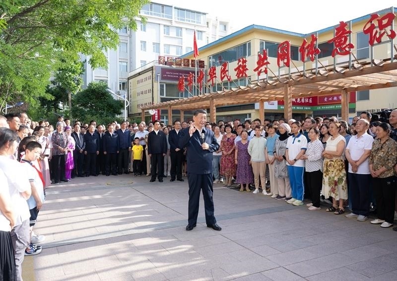 2024年6月19日，習(xí)近平總書記在寧夏銀川市金鳳區(qū)長城花園社區(qū)考察時，同社區(qū)居民親切交流。