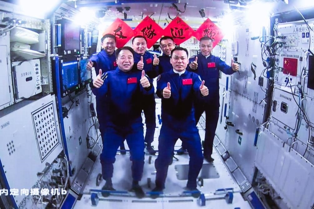 這是在北京航天飛行控制中心拍攝的神舟十六號航天員乘組與神舟十七號航天員乘組“全家?！保?023年10月26日攝）。新華社發(fā)（韓啟揚 攝）
