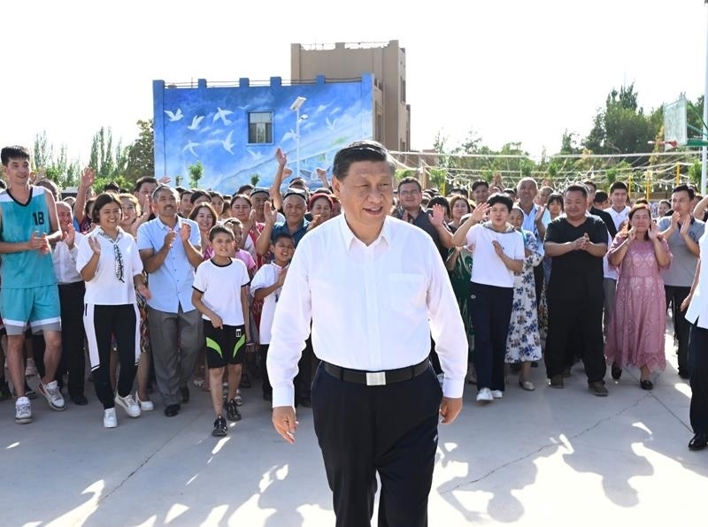 2022年7月14日，習(xí)近平總書記在新疆吐魯番市高昌區(qū)亞爾鎮(zhèn)新城片區(qū)新城西門村考察時，同各族群眾在一起。