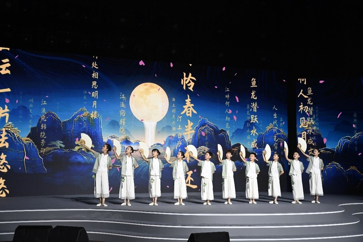 揚(yáng)州市邗江區(qū)實(shí)驗(yàn)學(xué)校蔣王小學(xué)學(xué)生吟誦《春江花月夜》。
