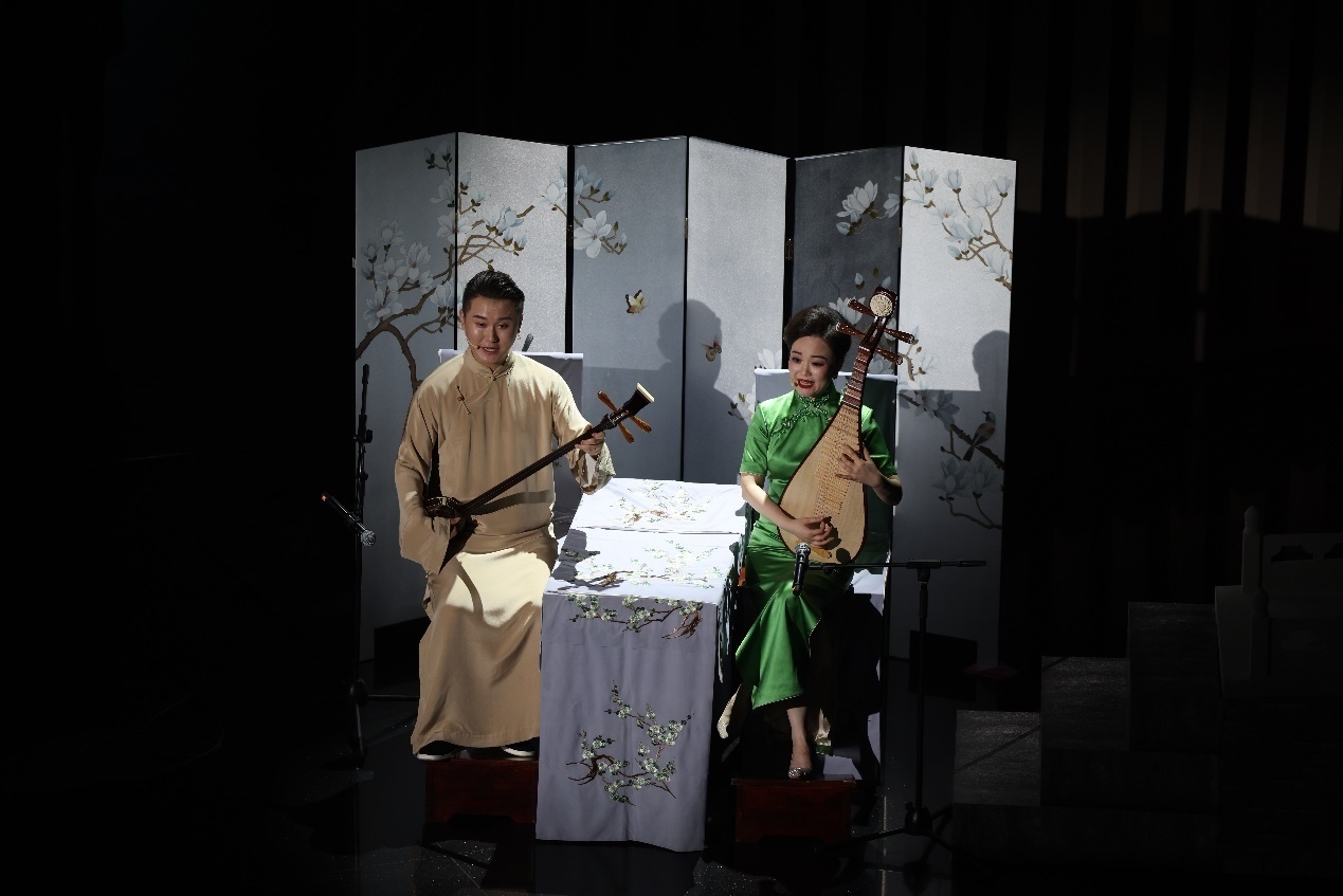 國(guó)家一級(jí)演員、揚(yáng)州曲藝研究所青年演員劉芓君（右）、揚(yáng)州曲藝研究所青年演員王智超（左）現(xiàn)場(chǎng)表演。