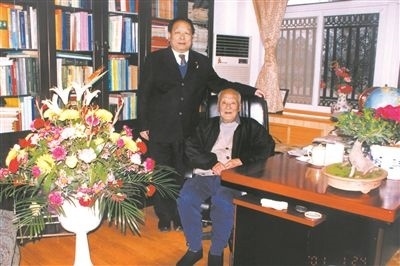 2001年2月，李德仁（左一）給導(dǎo)師王之卓拜年。