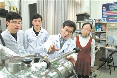 2017年10月，清華大學(xué)低維量子物理國家重點(diǎn)實(shí)驗(yàn)室，薛其坤（左三）與學(xué)生討論實(shí)驗(yàn)工作。 苑潔攝
