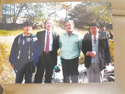 薛其坤（左一）在日本求學(xué)期間與導(dǎo)師櫻井教授合影。受訪者供圖
