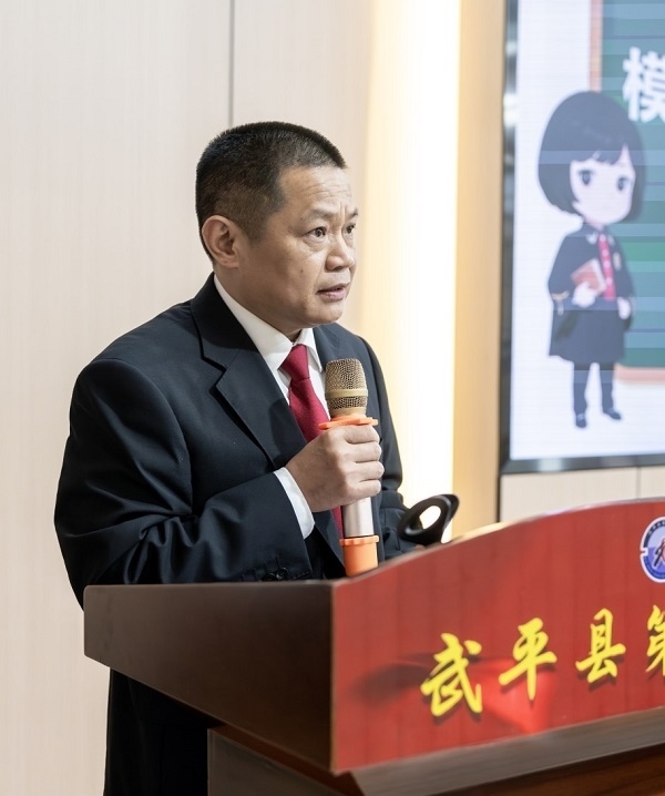 圖④：武平法院刑庭庭長(zhǎng)候良石在模擬法庭后為學(xué)生上普法課。