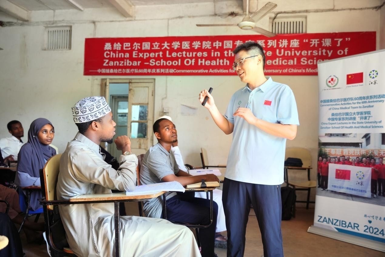 李勇醫(yī)生在解答學生的問題。 中國援桑醫(yī)療隊供圖