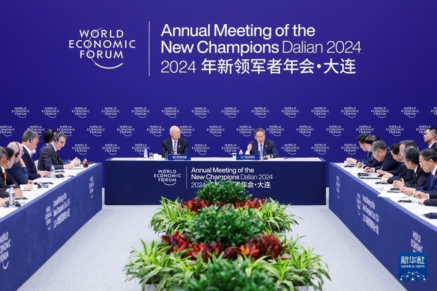 6月25日，國務院總理李強在大連出席2024年夏季達沃斯論壇外國工商界代表座談會。新華社記者 劉彬 攝