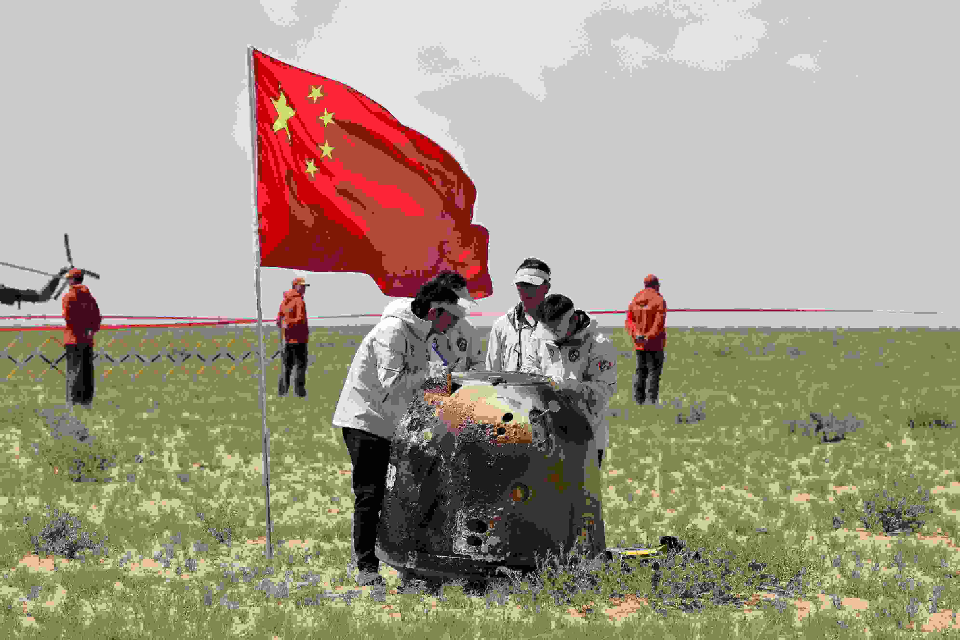 2024年6月25日拍攝的嫦娥六號(hào)返回器回收現(xiàn)場(chǎng)。
