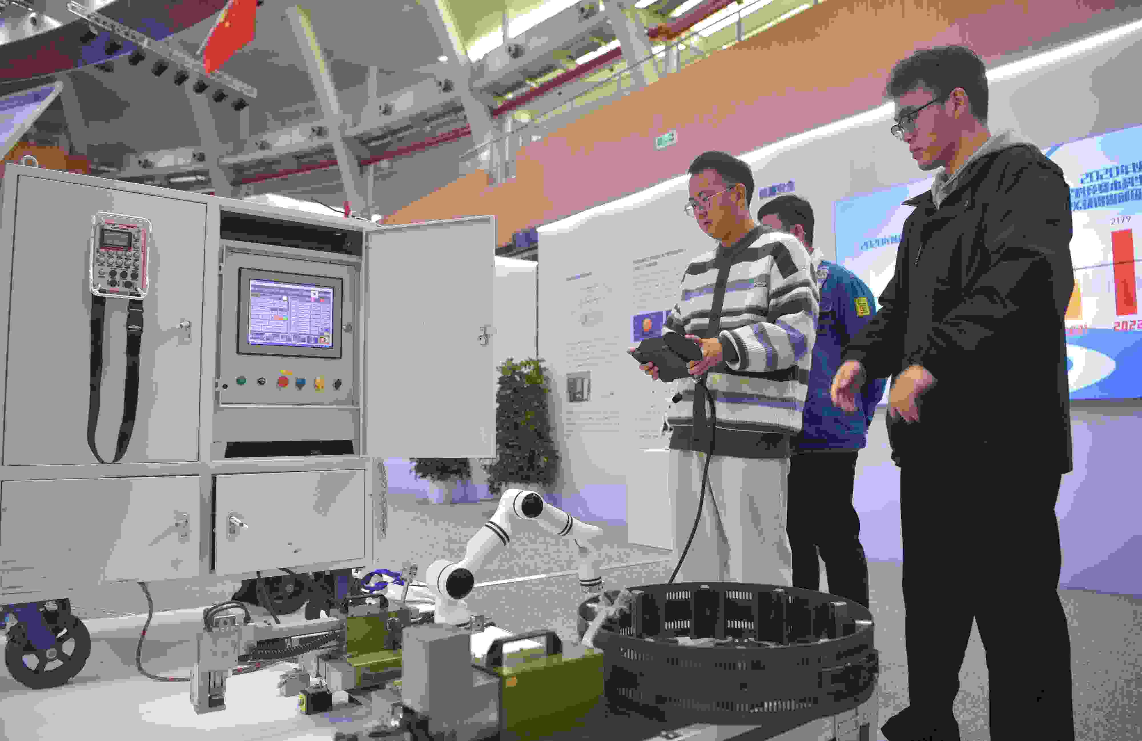 2023年，京南地區(qū)高?？萍汲晒平闀诒本┙ㄖ髮W大興校區(qū)舉行。圖為高校師生在展示管道全位置焊接機器人系統(tǒng)成果。