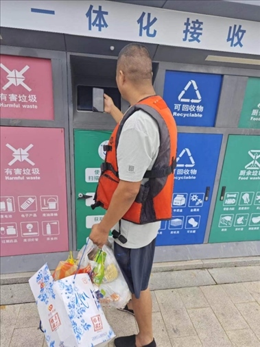 張琪在水上服務(wù)區(qū)處理生活垃圾。人民網(wǎng)記者 黃鈺攝