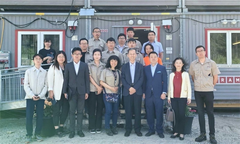 中國駐瑞典大使崔愛民（前排右四）走訪瑞典科達利公司和先導智能公司，并與企業(yè)負責人和部分員工合影。中國駐瑞典大使館供圖