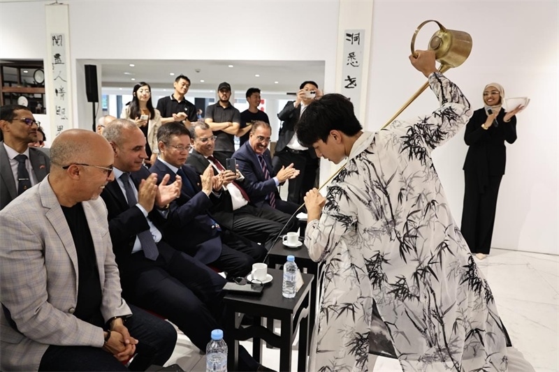 長(zhǎng)嘴壺斟茶。拉巴特中國文化中心供圖