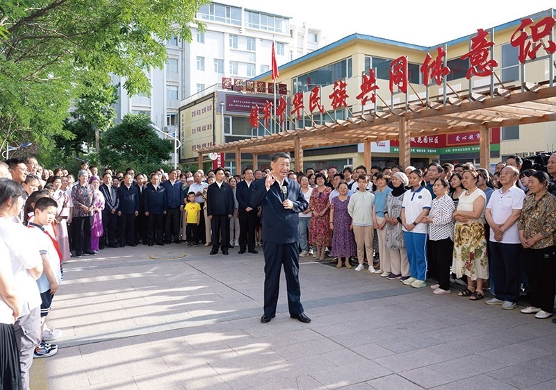 2024年6月19日至20日，中共中央總書記、國家主席、中央軍委主席習(xí)近平在寧夏考察。這是19日下午，習(xí)近平在銀川市金鳳區(qū)長城花園社區(qū)考察時，同社區(qū)居民親切交流。 新華社記者 謝環(huán)馳/攝