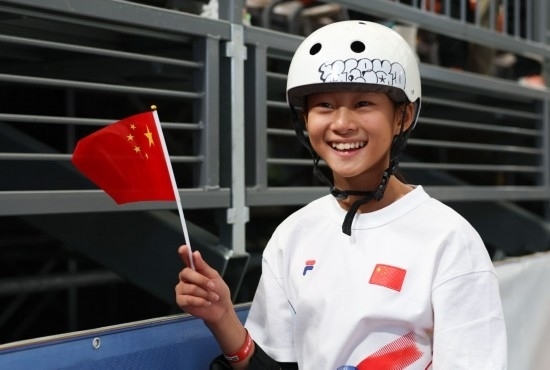 5月16日，巴黎奧運會資格系列賽上海站滑板女子碗池預(yù)賽在上海舉行。圖為鄭好好在比賽后慶祝，她在預(yù)賽中最佳成績?yōu)?1.73分。新華社記者 王楷焱 攝