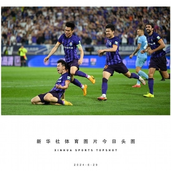  6月29日，天津津門虎隊(duì)球員劉俊賢（左一）在比賽中進(jìn)球后慶祝。新華社記者 孫凡越 攝