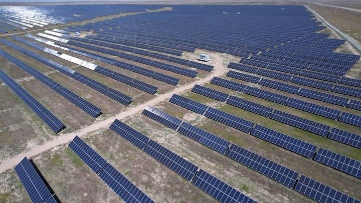 這是2023年5月4日在哈薩克斯坦阿拉木圖州拍攝的卡普恰蓋100兆瓦光伏電站的太陽能電池板（無人機照片）。新華社發(fā)（奧斯帕諾夫攝）