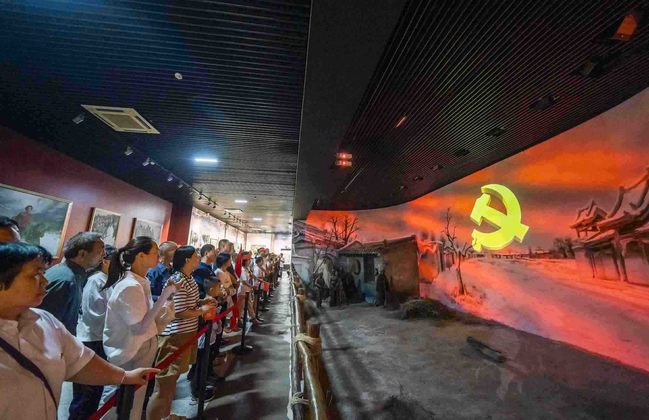 山西呂梁，游客正在文水縣劉胡蘭紀念館參觀。（圖片來源：視覺中國）