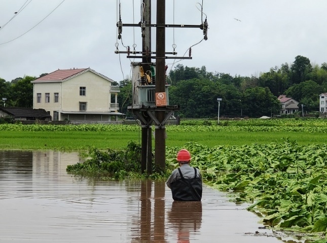湖南常德桃源縣供電公司員工涉水檢查10千伏浯三線。受訪者供圖