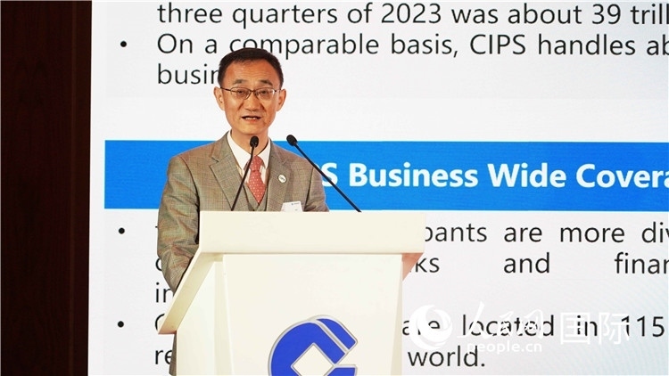 跨境銀行間支付清算有限責任公司總裁許再越發(fā)言。 人民網(wǎng) 張茜 攝