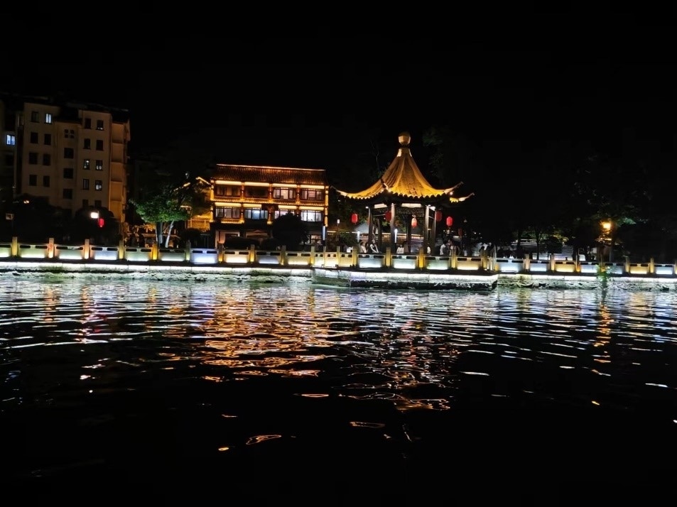 里運(yùn)河文化長廊夜景。人民網(wǎng)記者 黃鈺攝