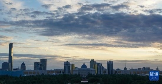 這是7月2日拍攝的哈薩克斯坦首都阿斯塔納日落時(shí)分的天際線。新華社記者 王建華 攝