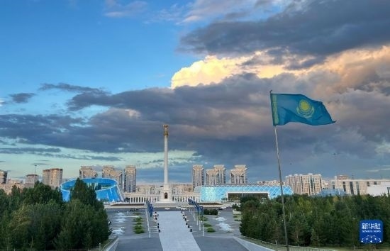這是7月2日拍攝的哈薩克斯坦首都阿斯塔納獨(dú)立廣場。新華社記者 岳月偉 攝