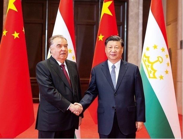 2023年5月，國(guó)家主席習(xí)近平在西安同來華出席中國(guó)—中亞峰會(huì)并進(jìn)行國(guó)事訪問的塔吉克斯坦總統(tǒng)拉赫蒙會(huì)談。新華社記者 丁海濤 攝