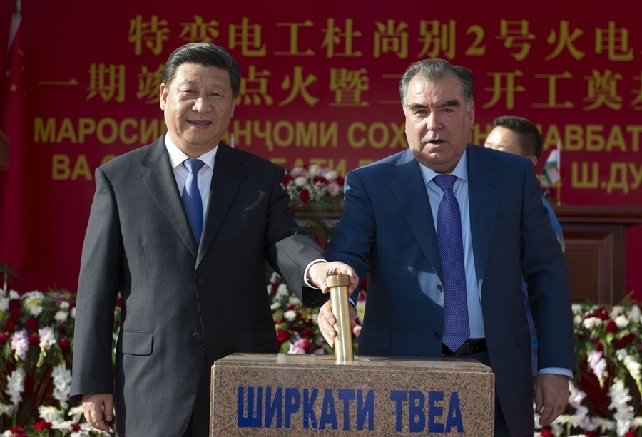 2014年9月13日，國家主席習(xí)近平和塔吉克斯坦總統(tǒng)拉赫蒙在杜尚別共同出席中塔兩國重大合作項目——杜尚別2號熱電廠一期工程竣工儀式、二期工程開工儀式。這是習(xí)近平和拉赫蒙一同將裝有兩國元首簽名二期工程奠基紀(jì)念頁的金色金屬管放入水泥墩中。新華社記者 黃敬文 攝