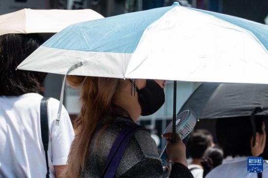 7月4日，人們在日本東京原宿的街道上等待紅綠燈。新華社記者 張笑宇 攝