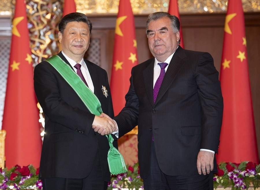 2019年6月15日，國家主席習(xí)近平在杜尚別出席儀式，接受塔吉克斯坦總統(tǒng)拉赫蒙授予“王冠勛章”。新華社記者 沙達(dá)提 攝