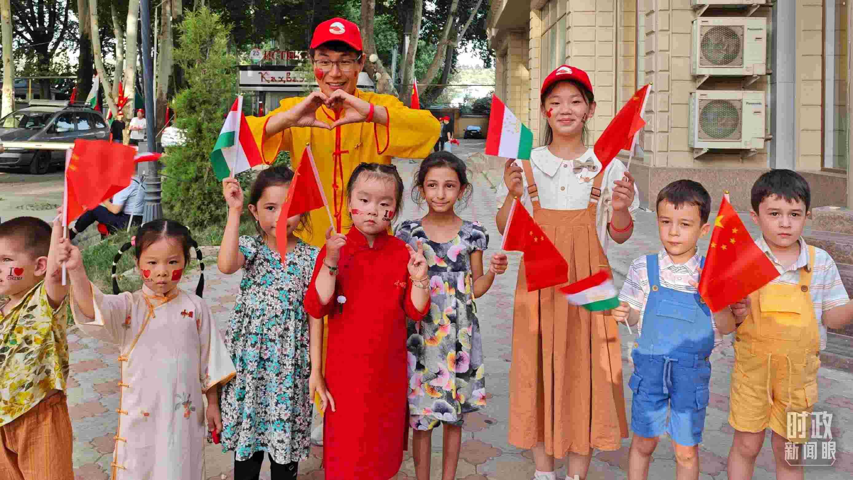 △在街頭歡迎習(xí)主席到訪的中塔青少年。（總臺(tái)央視記者耿小龍拍攝）