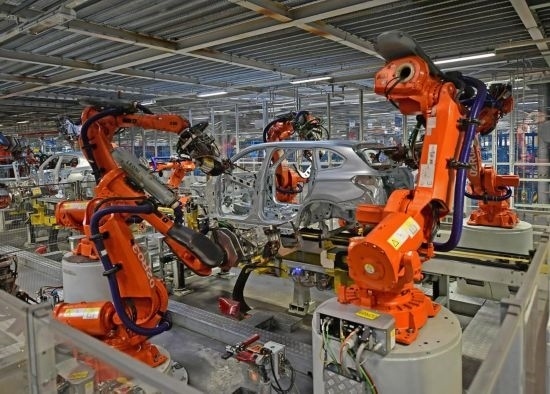 在華晨寶馬沈陽鐵西工廠車身車間，機器臂在焊接車身（2022年2月16日攝）。新華社記者 楊青 攝
