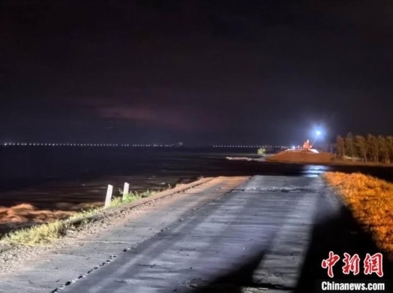 7月6日凌晨，湖南岳陽華容縣團(tuán)洲垸洞庭湖一線堤防決口現(xiàn)場。中新社記者 白祖偕 攝
