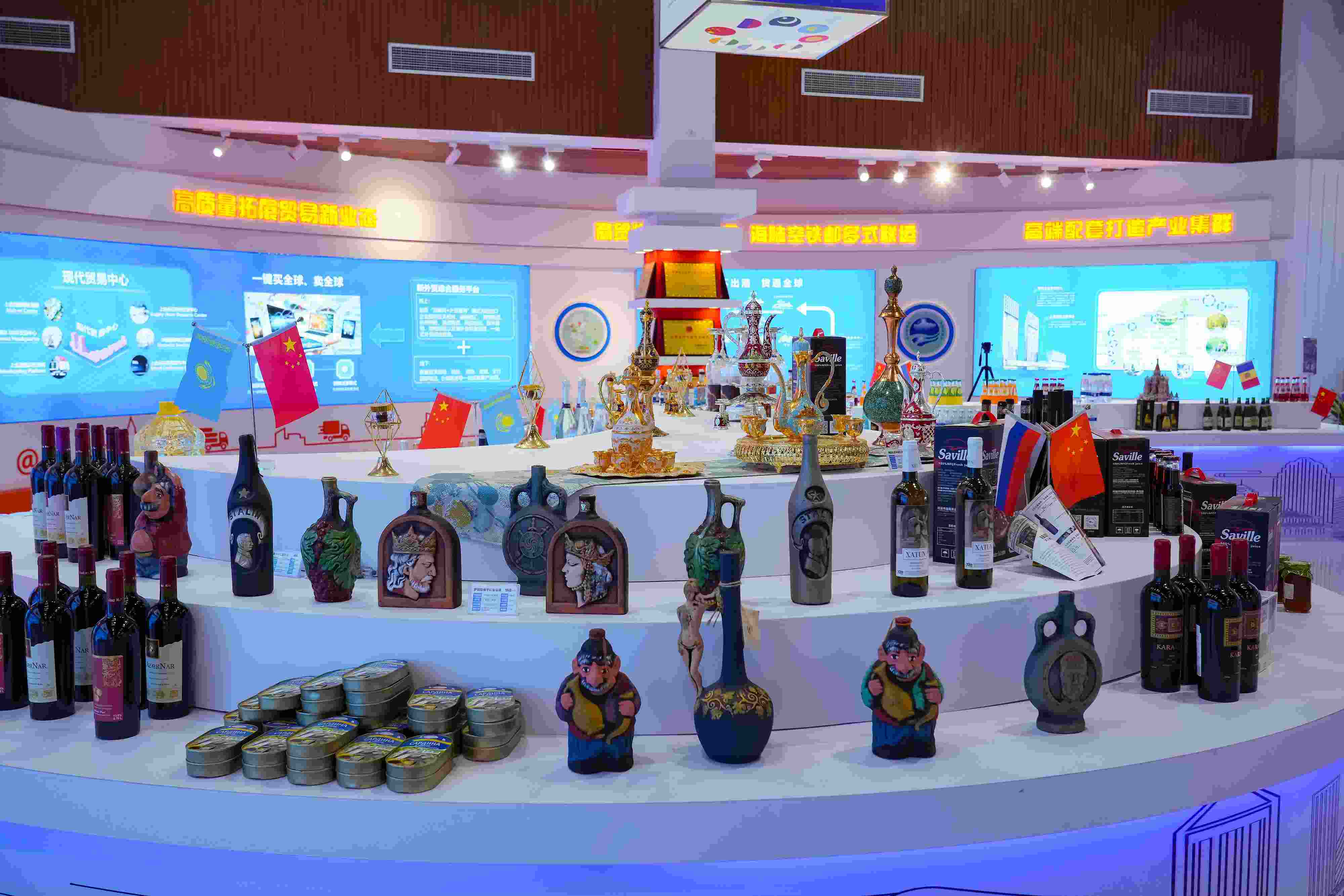 2022年10月19日，青島，上合示范區(qū)展出的上合組織國家特色商品。