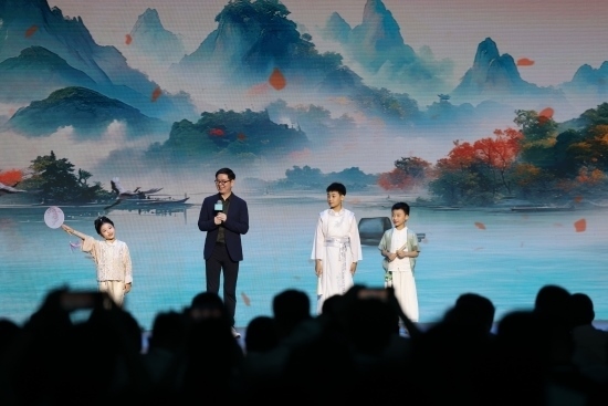 酈波與小朋友們對詩。
