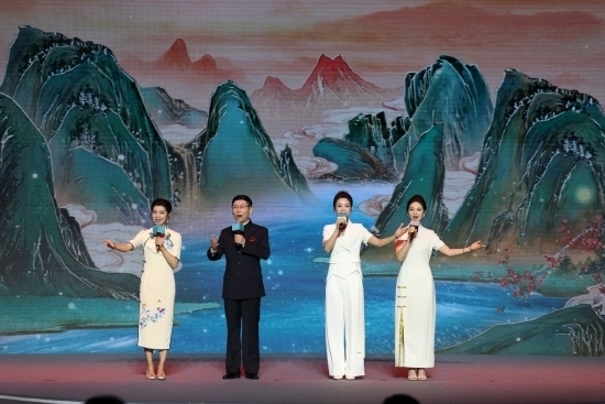 四位戲曲演員同臺獻唱。